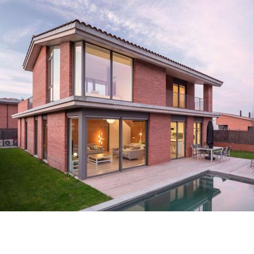 Extraordinària villa de disseny de nova construcció amb piscina
