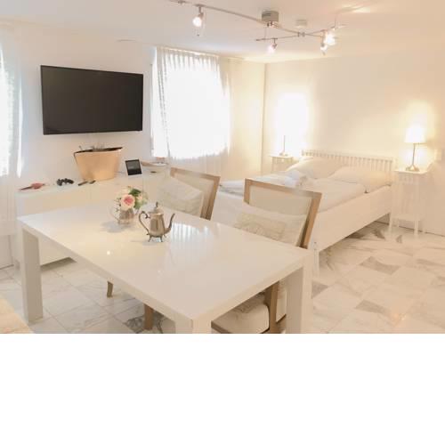 F10 APARTMENT Roth