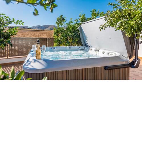 Fabulous holiday home with outdoor Jacuzzi ideal for groups