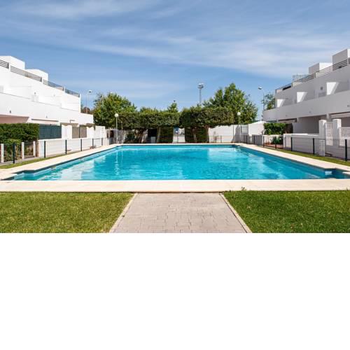 Familiar y tranquilo adosado con piscina