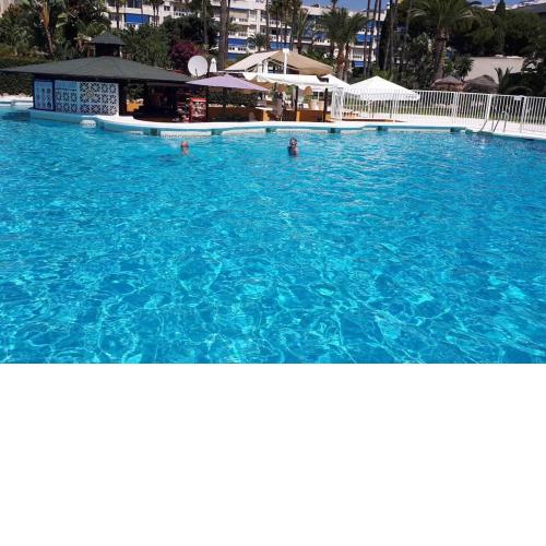 Family friendly 2 bedroom apt w. pool - 2 min walk to beach
