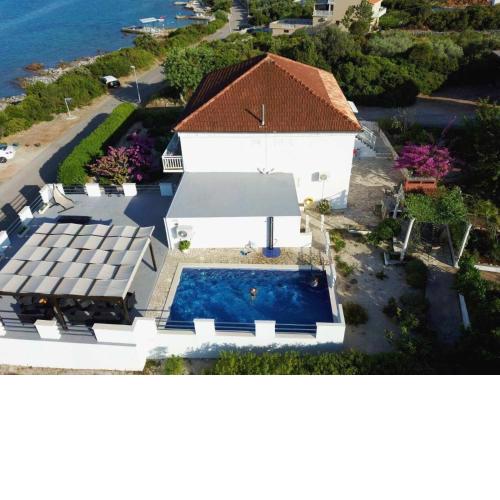 Family friendly apartments with a swimming pool Kneza, Korcula - 9720