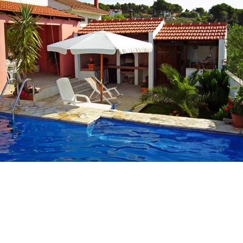 Family friendly apartments with a swimming pool Maslinica, Solta - 5180