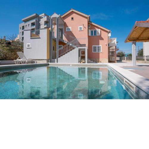 Family friendly apartments with a swimming pool Split - 21026