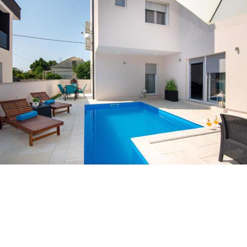 Family friendly apartments with a swimming pool Vir - 21760