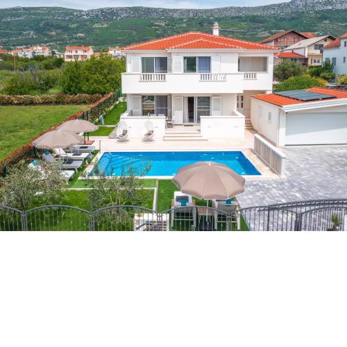 Family friendly house with a swimming pool Kastel Kambelovac, Kastela - 21396