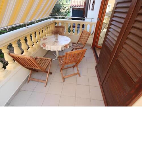 Family ground floor apartment close to the beach