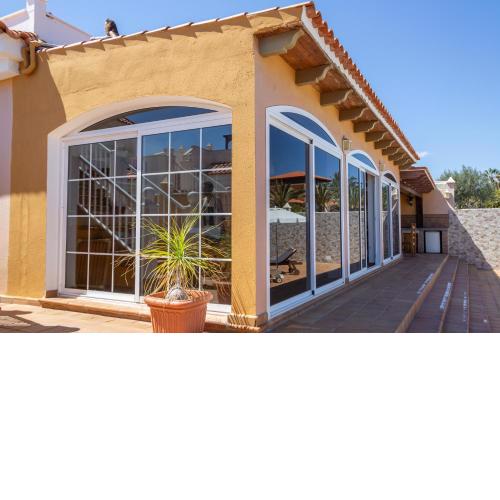 Family Holiday Favorite- VILLA VERGEL with Jacuzzi, Pool, Sauna & BBQ near Caleta de Fuste Golf