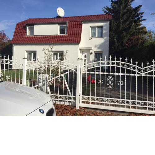 Family Home With Garden near Airport