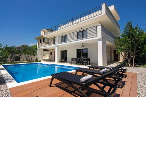 Family House "Villa Gyra" with Private Swimming Pool, Indoor BBQ, Gym and Gaming room!