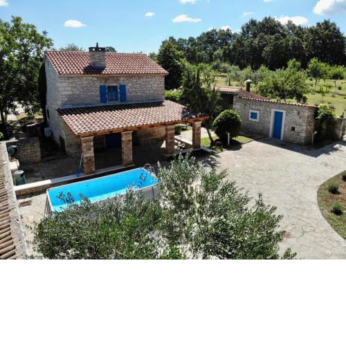 Family-sized renovated Istrian house w/lavand field - 20min from Rovinj.