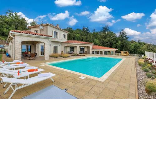 Family villa in Veprinac with a swimming pool