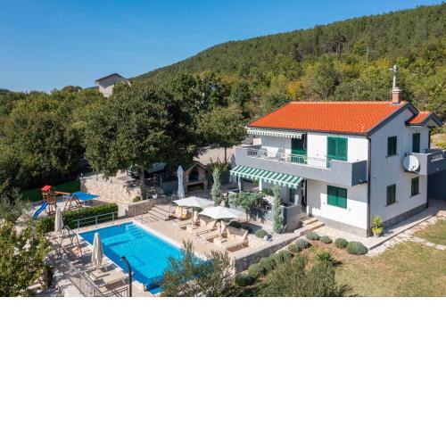 Family Villa Old Garden with heated swimming pool and private tavern
