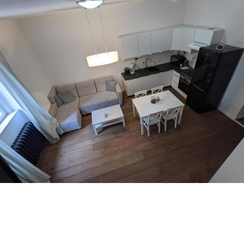 Fantabulous Downtown Abode w King Bed, 65" TV, Washer and Tumble Dryer
