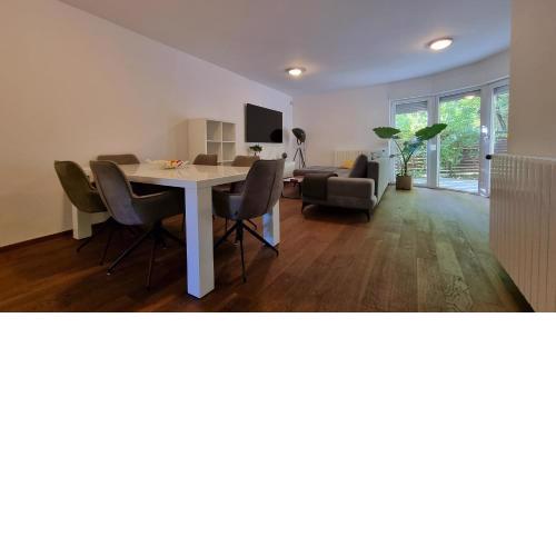 Fantabulous Townhouse with Forest View