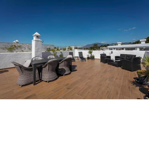 Fantastic 2 bed apt with massive rooftop - RDR232
