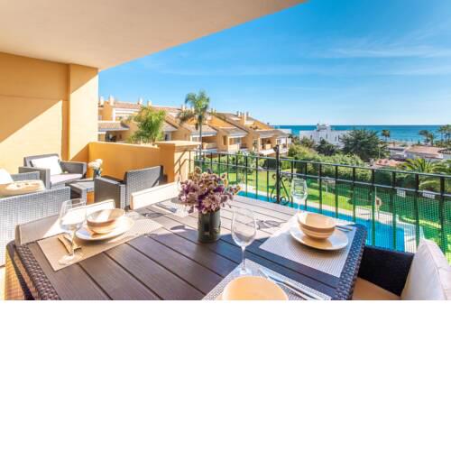 Fantastic apartment at the beach with views to the sea and the pool