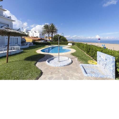 Fantastic first beach line attic apartment, sleep7