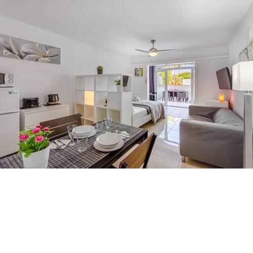 Fantastic Large Studio in front of Beach WiFi