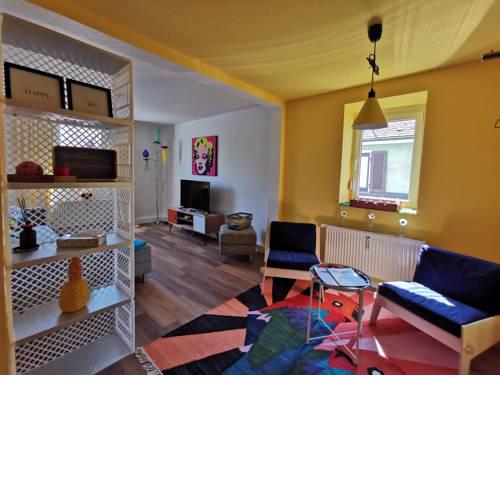 Farbenfrohe Altbauwohnung, TOP Ausstattung (Klima)