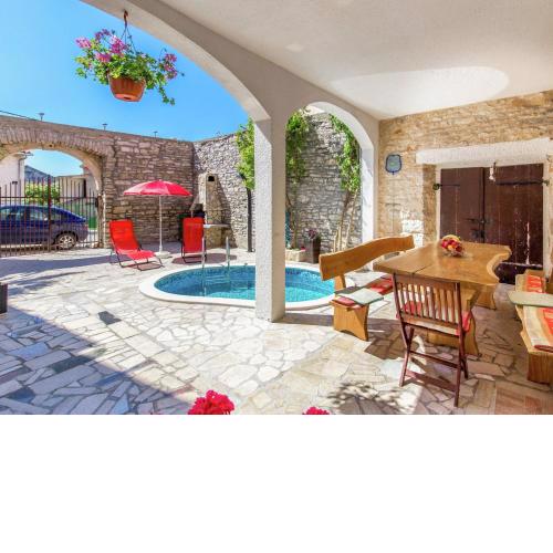 Fascinating Apartment in Medulin near Beach