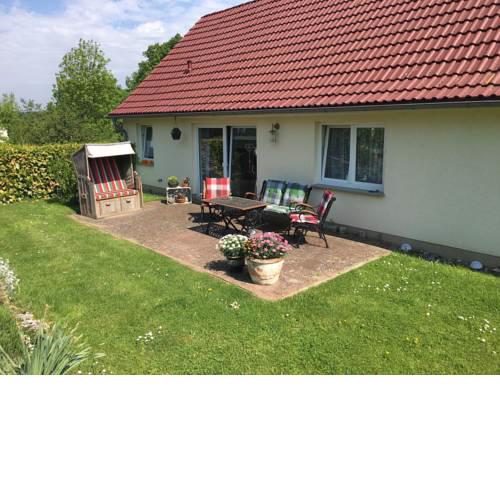 Cozy Holiday Home in Hohenkirchen near Baltic Sea