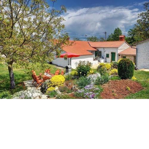 Ferienhaus in Jakačići mit Großem Garten