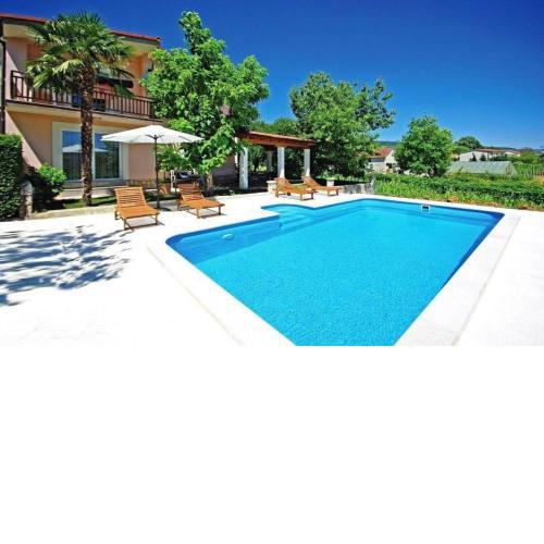 Ferienhaus mit überdachter Terrasse und Garten sowie Pool mit herrlicher Aussicht auf die umliegende Naturlandschaft