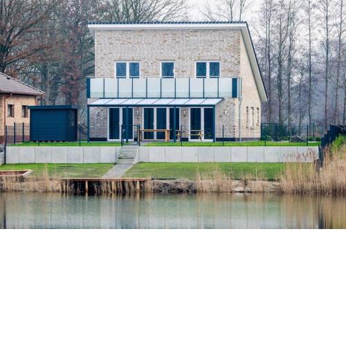 Ferienhaus Seevilla am Harkebrügger See mit privatem Steg und Seezugang
