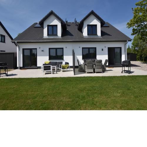 Stylish Holiday Home in Kuhlungsborn near Sea