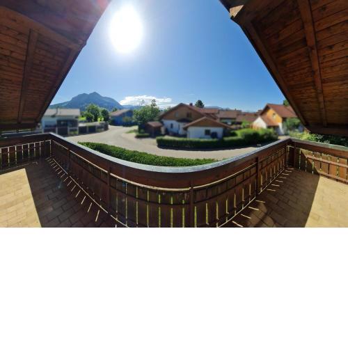 Ferienwohnung am See mit Bergblick & Sonnenbalkon