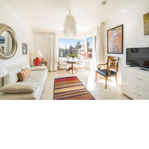 Ferienwohnung mit Balkon sonnig 4.Stock Schwimmbad/Sauna inklusive 100m zum Strand