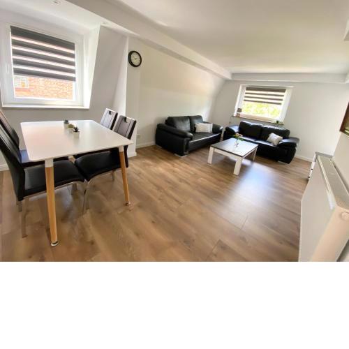 Ferienwohnung mit Balkon und Garten OG