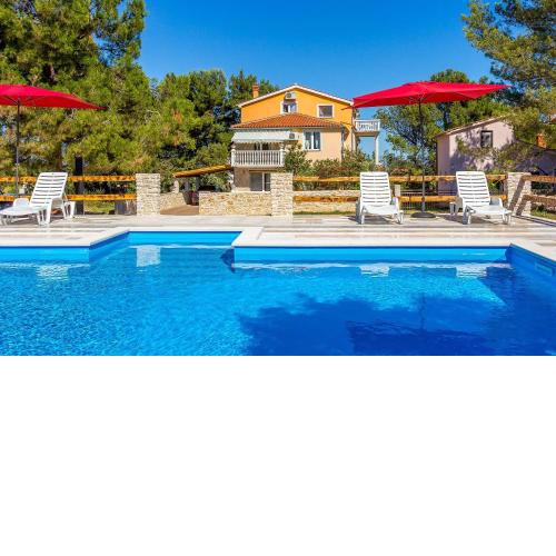 Ferienwohnung mit großem Pool nur 500 Meter bis zum Kieselstrand mit Klima, WLAN, Terrasse, Grillplatz