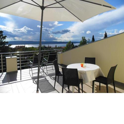 Ferienwohnung mit großer Terrasse mit Meerblick für fünf Personen