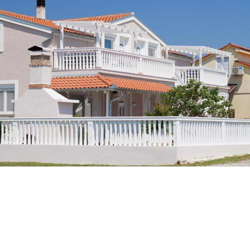 Ferienwohnung mit jacuzzi in Villa mit Garten und Parkplatz