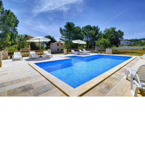 Ferienwohnung nur 500 Meter bis zum Kieselstrand mit großem Pool , Schlafzimmer, Bad, Küche, Klima, WLAN