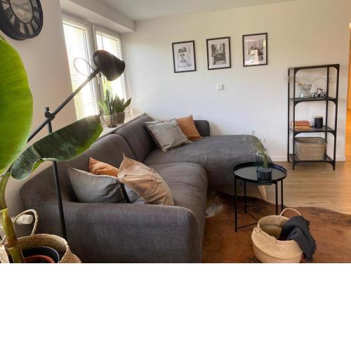 ☆FEWO ALTES KINO - MODERN - QUIET - 65M² - TV - NETFLIX - WLAN☆