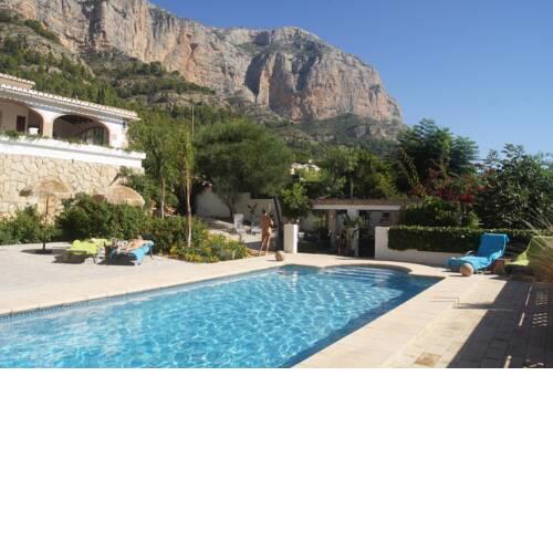 Finca Robusto Naturist / studio Dali