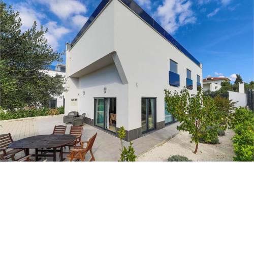Five-Bedroom Holiday Home in Okrug Donji