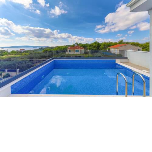 Five-Bedroom Holiday Home in Okrug Donji