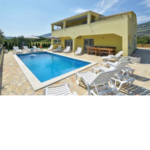 Five-Bedroom Holiday home Kastel Stari with Sea View 01