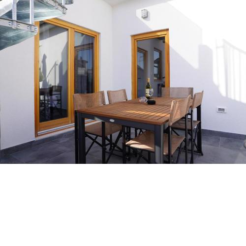 Fjaka Apartments & Rooms