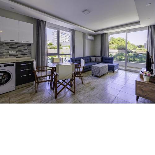 Flat w Balcony and Shared Pool 6 min to Beach
