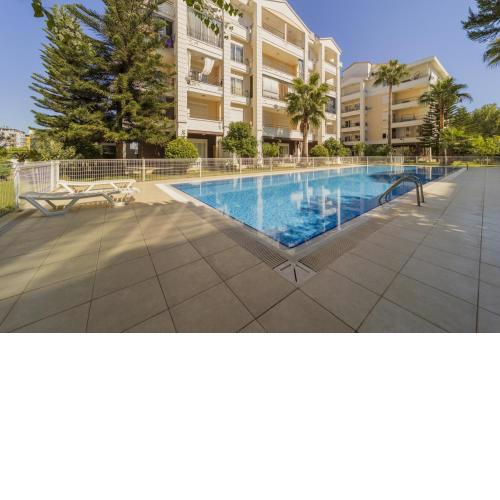 Flat w Pool Garden and Balcony 7 min to Beach