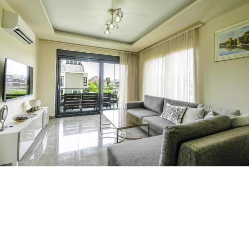 Flat w Shared Pool and Balcony 8 min to Beach