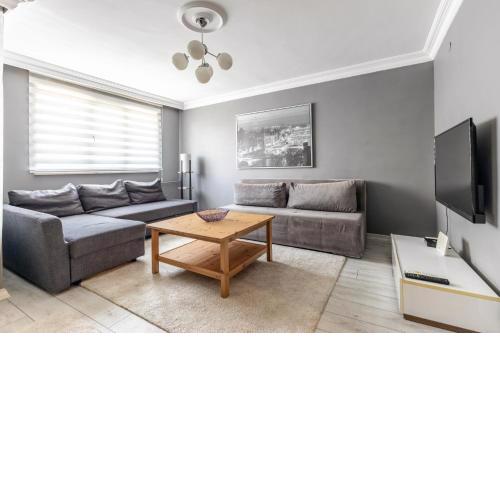 Flat with Balcony 10 min to Bagdat Ave