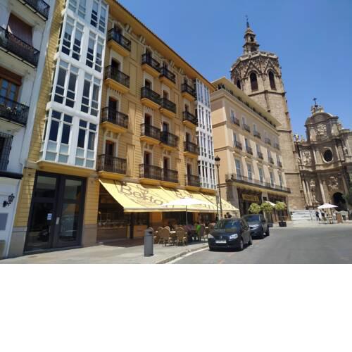 Flats Friends Plaza de la Reina