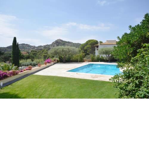 Fornells de la Selva Apartment Sleeps 6 with Pool and Air Con