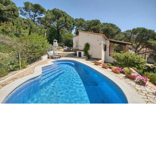 Fornells Holiday Home Sleeps 6 with Pool and WiFi